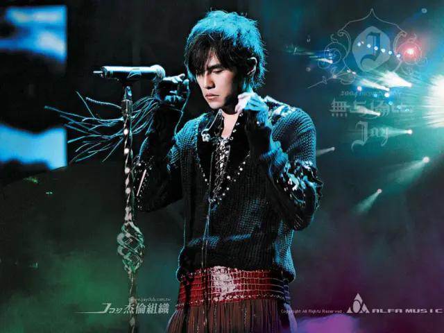 怎么处理“唱歌忘词”？王源嘟嘟嘴，周杰伦机智，王力宏最独特