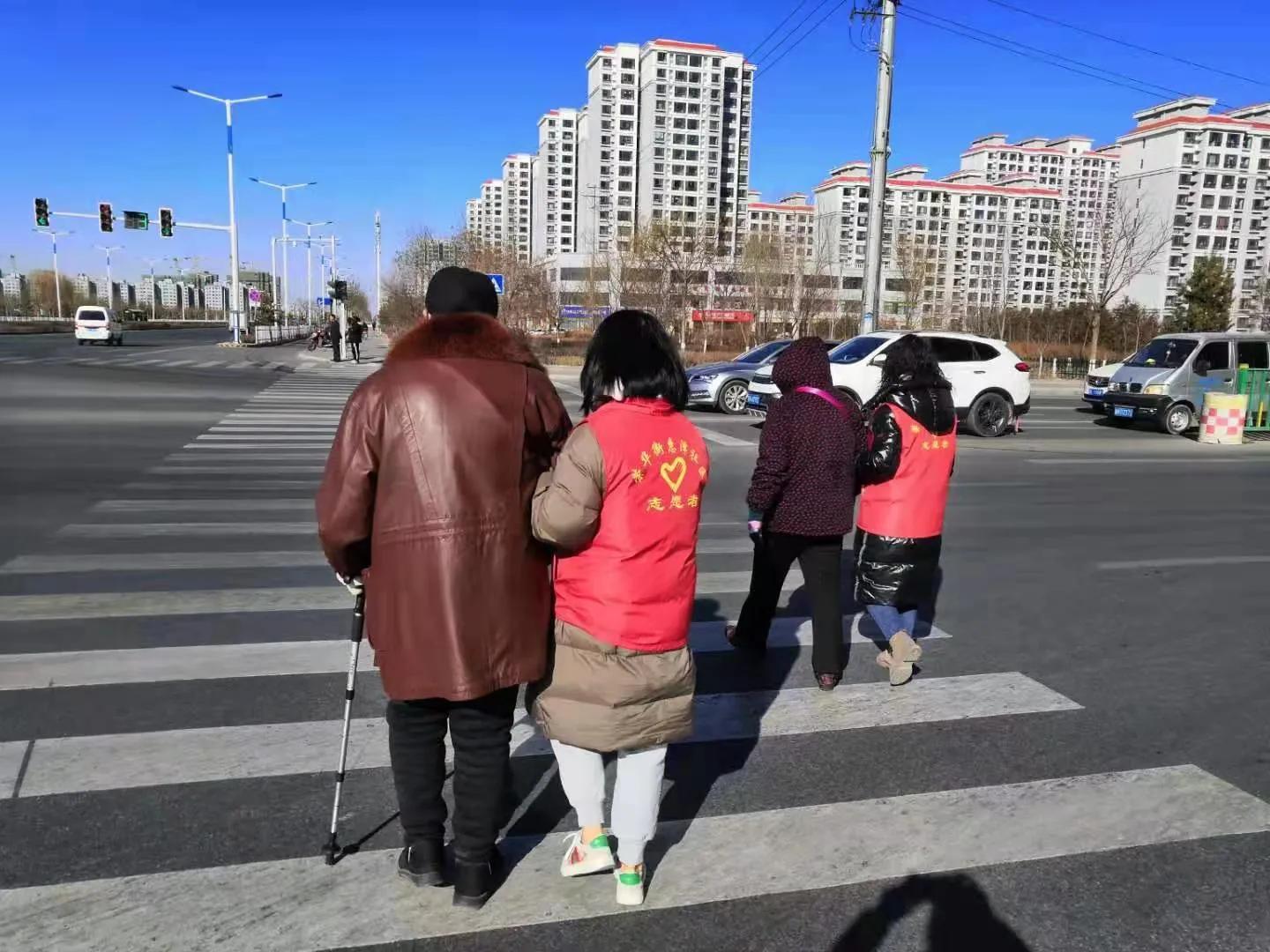 荣华街惠泽社区开展“惠美家美院、泽百户百姓”创城志愿服务活动