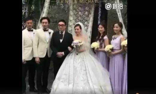 女儿穿短裙聚会，爸爸拒绝：没父亲保护的你，一生都在寻找那份爱