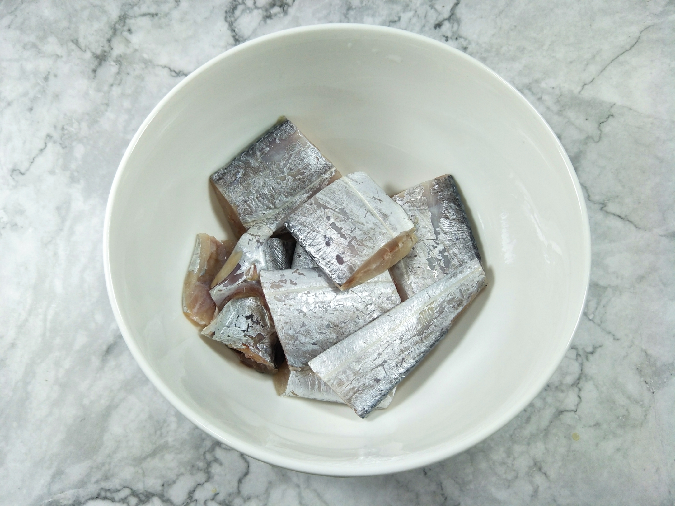 如何炸带鱼不老好吃,老东北美食干炸带鱼的正确方法