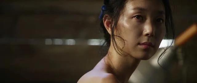 女子为艺术献身全裸出镜，身材火热