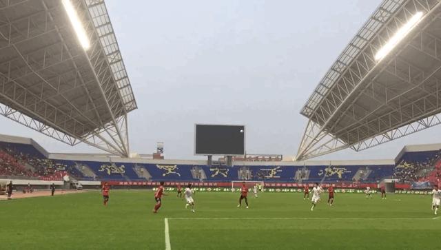 众志成城！韩轩血染沙场西北狼一球胜*疆新**3万球迷造魔鬼主场