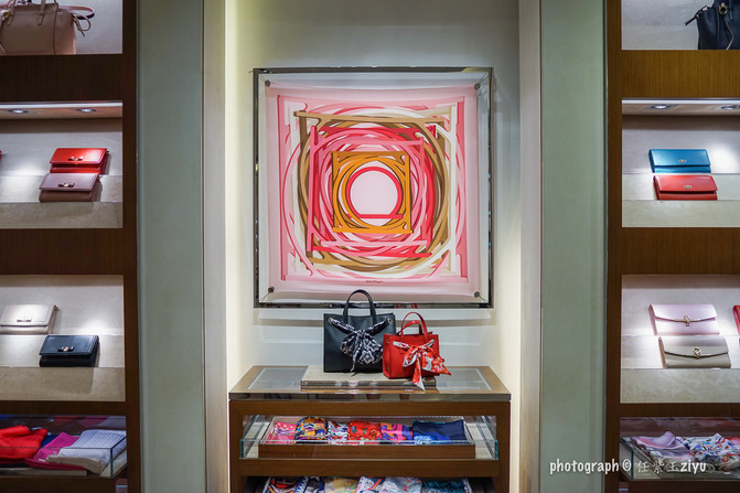 一群年轻人到三亚，摆pose，拍照