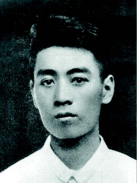 五四青年节高举的两面大旗,让五四的红旗高高飘扬在青年心上