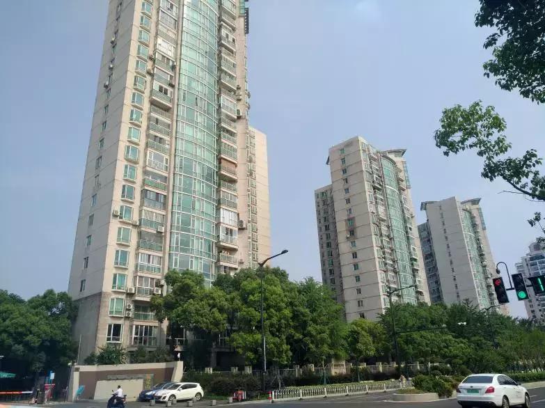 曾经的富人区如今没有人住,曾经的富人区洋房中的洋房