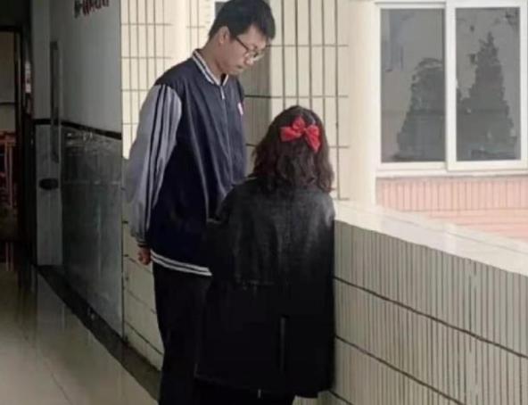 年轻女老师训话00后学生,年轻女教师训00后学生