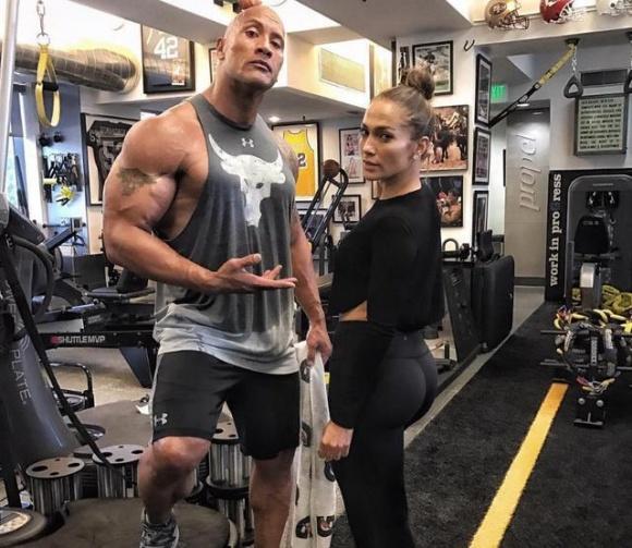 奥尼尔三百多斤的拳头,奥尼尔vs巨石强森体型对比