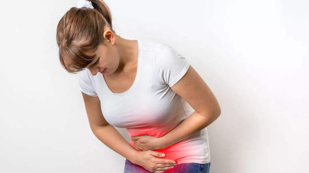 来月经肚子疼什么姿势缓解痛经,一来月经就痛经怎么调节