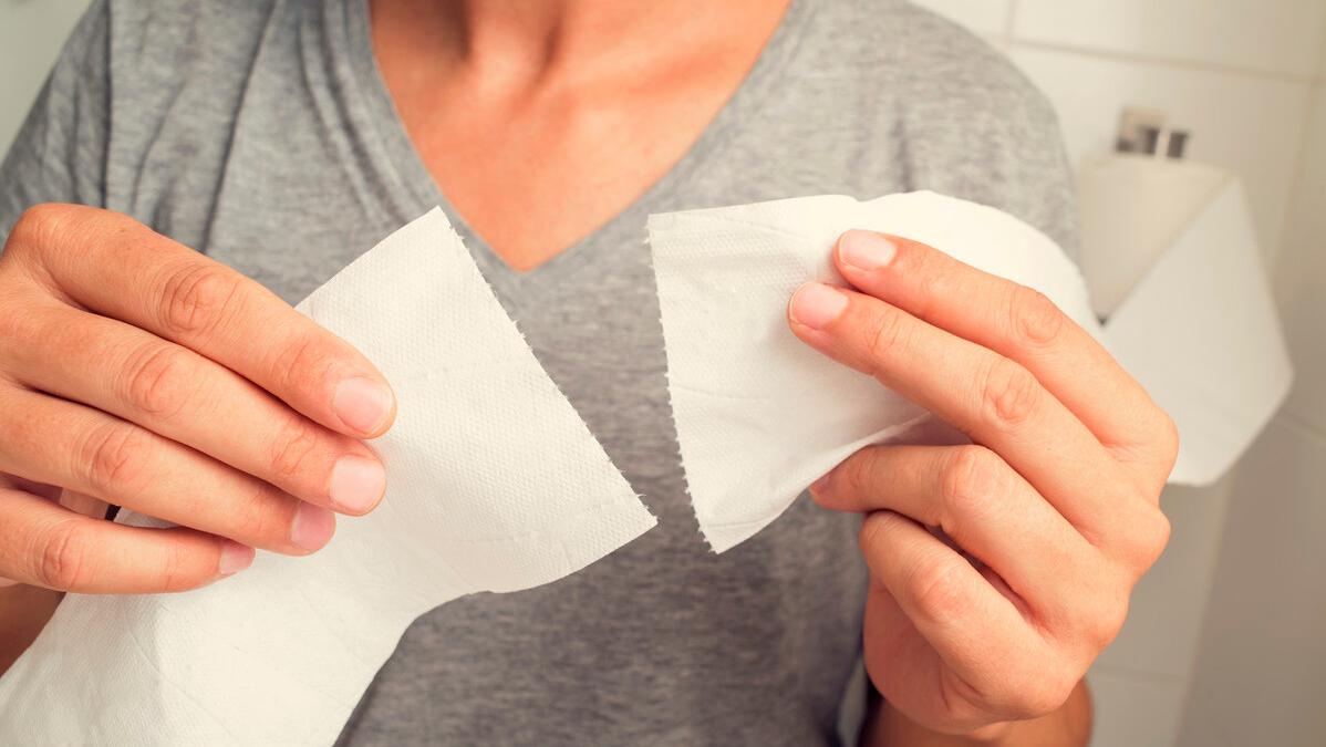 老人大便拉不来有痔疮怎么治,80岁的老人痔疮经常掉出来怎么办