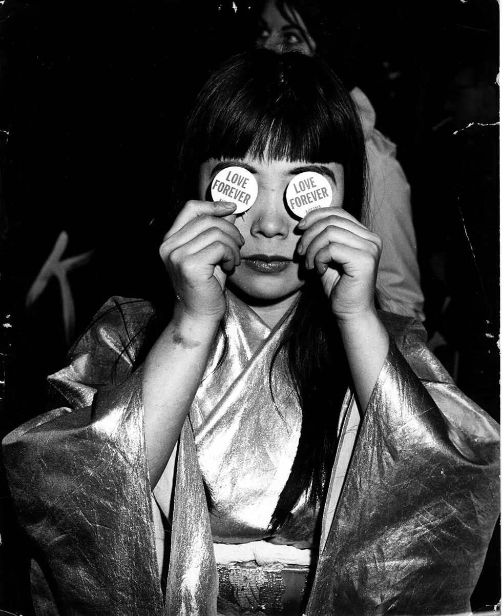 住了50年精神病院，一幅画却能卖2亿的日本国宝级画家：草间弥生