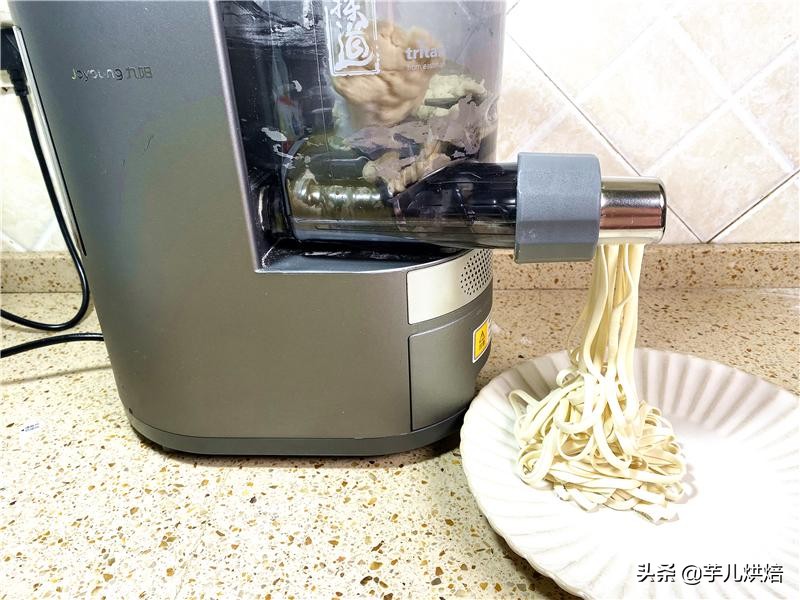 在家如何无需材料做出好吃的面条,自制面条吃起来不劲道