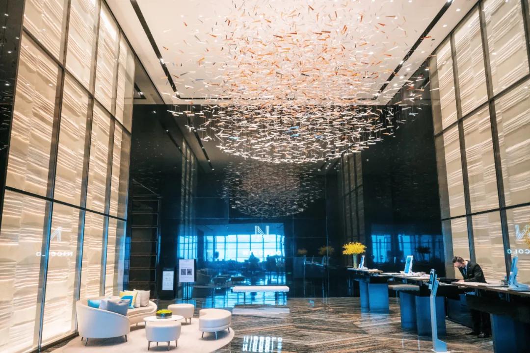 把繁华踩在脚下,将吃喝囊括周边。去长沙要住地标里