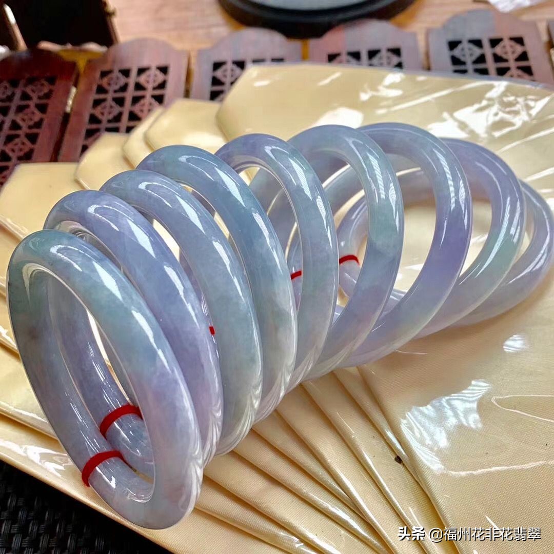 熊孩子把一桌的翡翠摔了,熊孩子扯翻玉器店