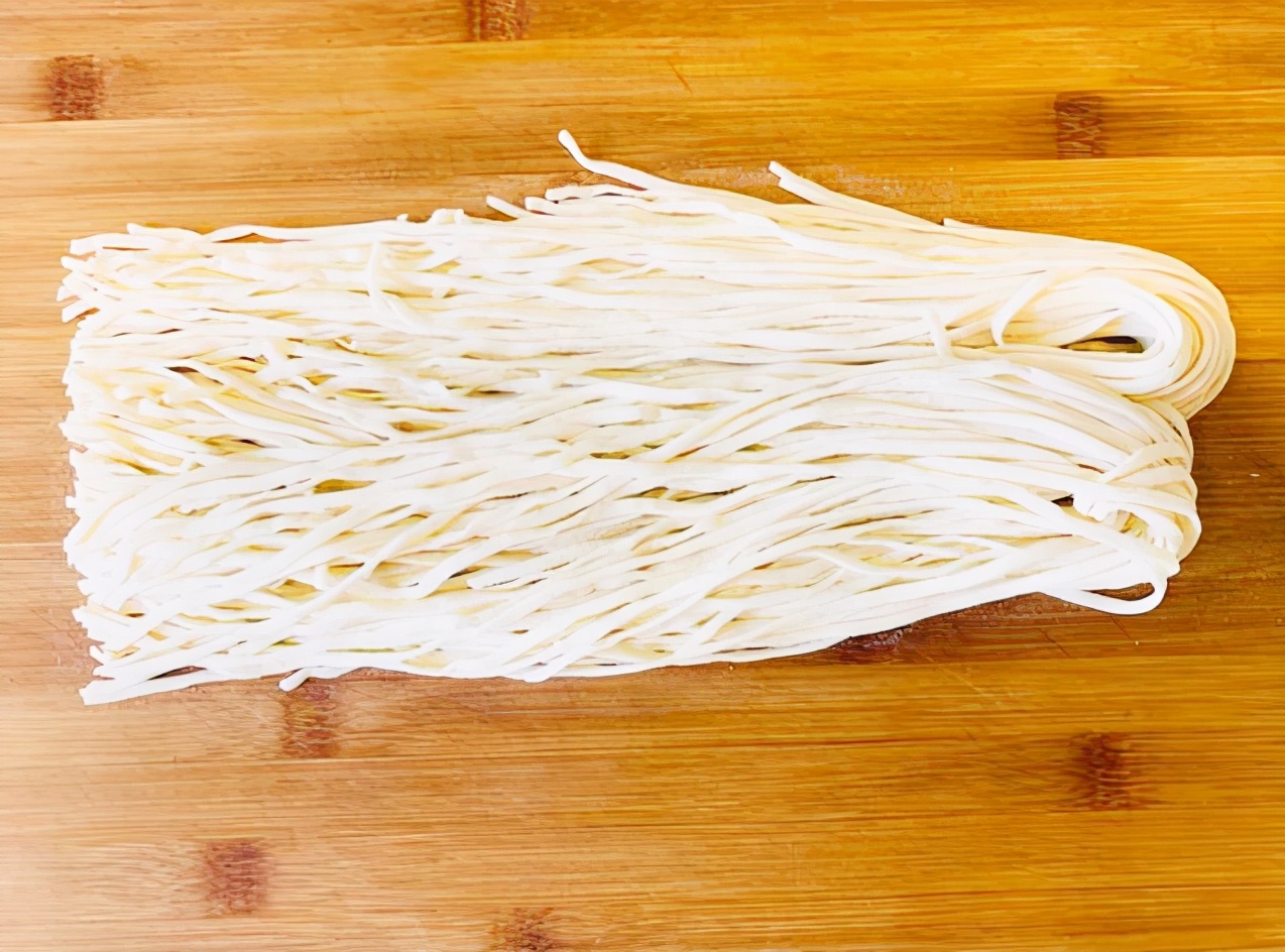 做手擀面面条怎么和面比较好吃,做手擀面条怎么和面