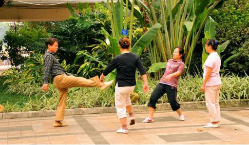 踢毽子小时候经常玩现在老了,踢毽子的运动方式