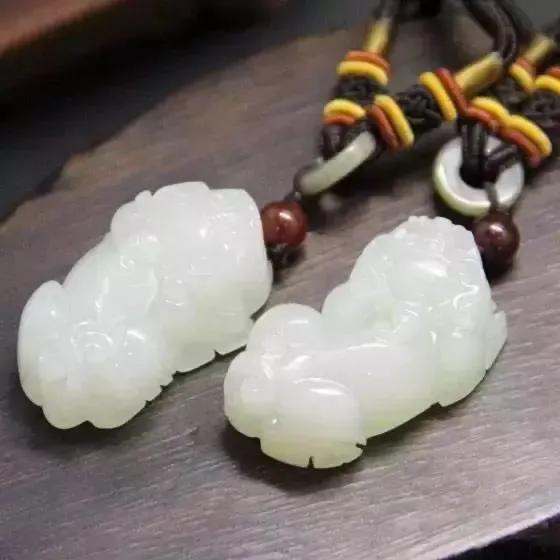 翡翠貔貅的寓意和佩戴技巧,翡翠貔貅戴什么链子