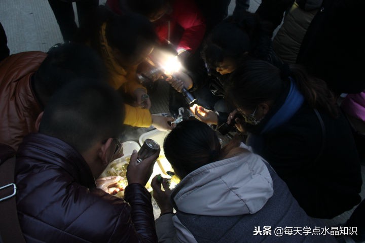 摸黑赶水晶原料交易早市去晚一晚人影都找着了