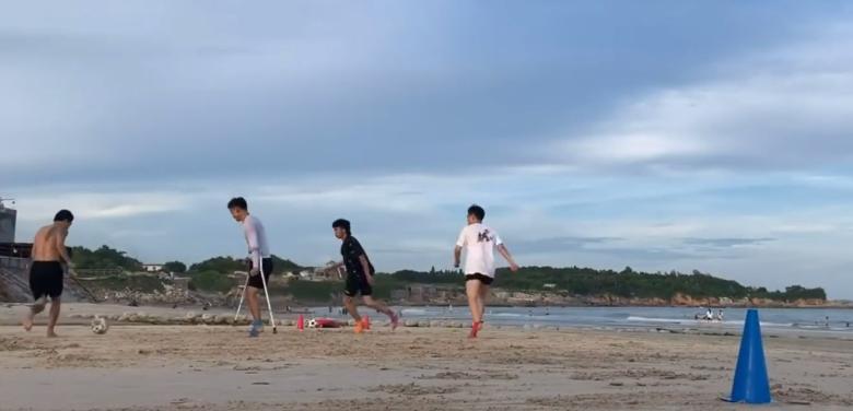 1条腿,一条腿一根拐杖的残疾老人