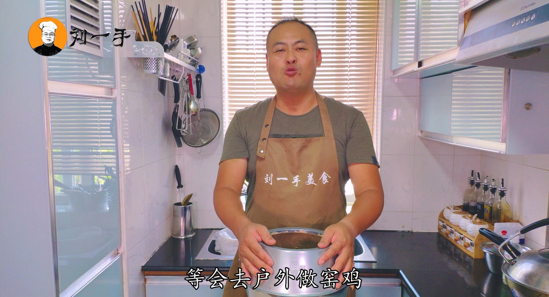 老刘心血来潮想吃窑鸡,买了炉子在家做,结果翻车烤糊了