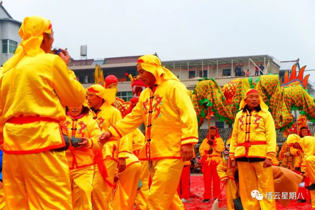 有天生神力的小伙,小伙天生神力竟能举起八百吨