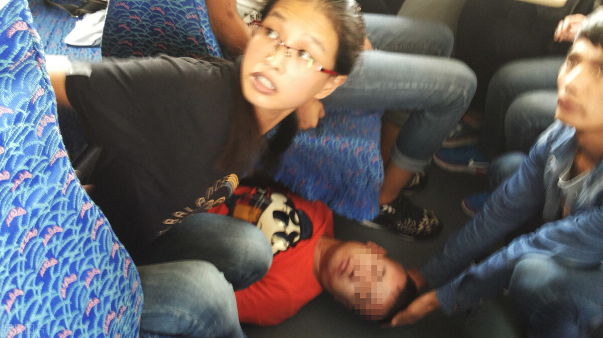 管家已经离开了警戒线,偷偷地向雾隐小鬼吹笛的方向靠近