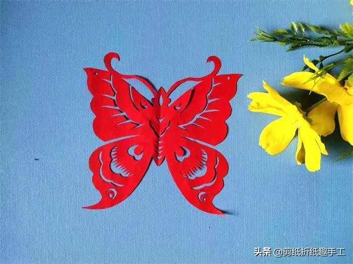 蝴蝶窗花剪纸图案大全步骤教程,蝴蝶剪纸贴在墙上如何布局很美