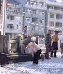 “兄弟睡觉压得胳膊都变色了，要不要叫醒他？”醒来一定很酸爽