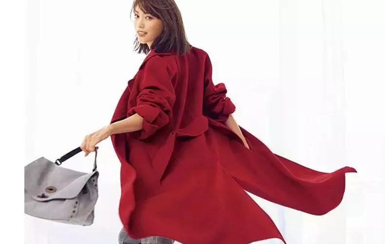 姑娘，你穿彩色大衣真好看！