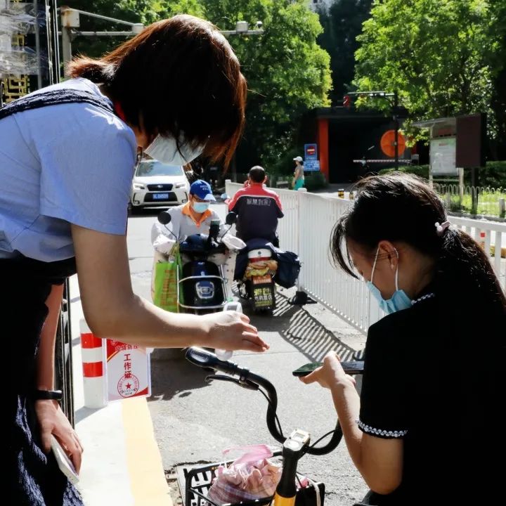 他们坚守在疫情防控一线,防控疫情他们在风雪中坚守