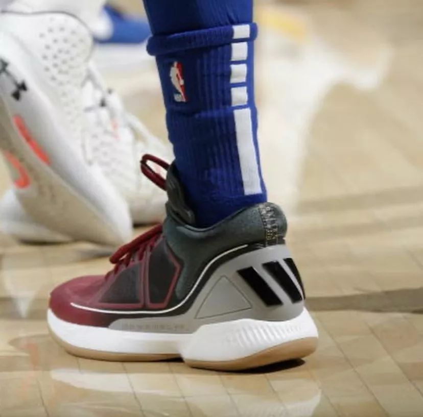 林书豪黄蜂配色战靴,林书豪12年球鞋