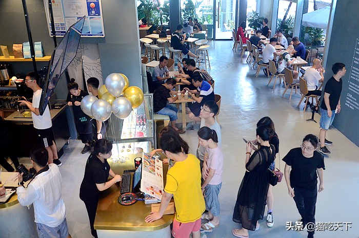 手推咖啡车起家，这家咖啡厅有何秘诀，七年开店遍布鹭岛？