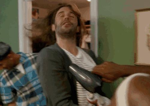 这位大胡子男人,穿起裙子来竟然比女生和还要合适?!