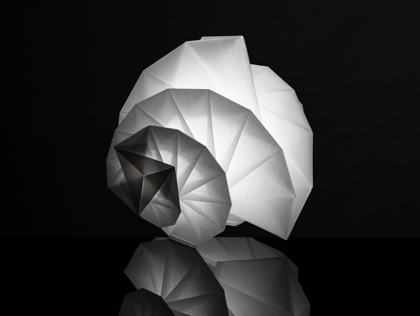 三宅一生的香水与包包,都没有易烊千玺身穿的三宅一生衬衣火!