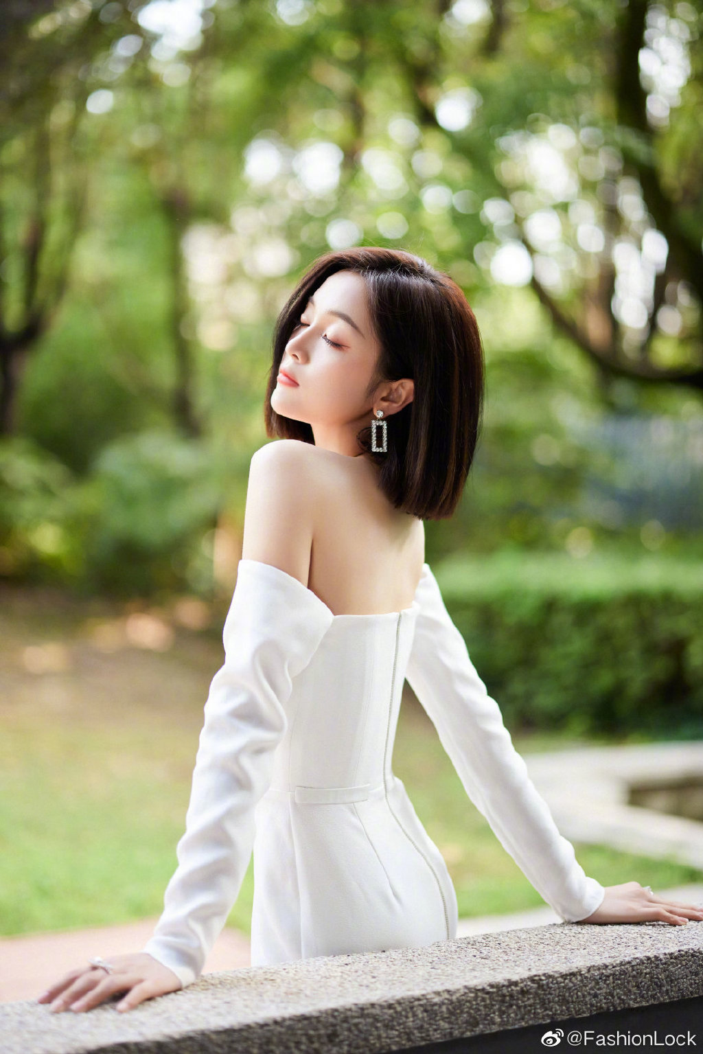 吴宣仪杨超越同款抹胸白裙大片,吴宣仪抹胸针织裙搭配披肩长发