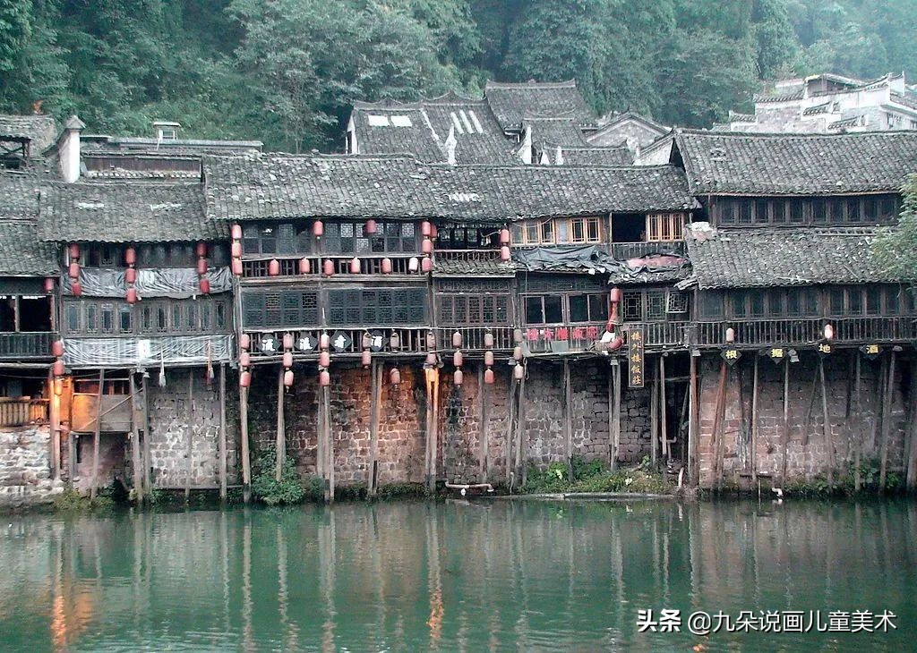 儿童画吊脚楼教程,创意儿童画苗族吊脚楼