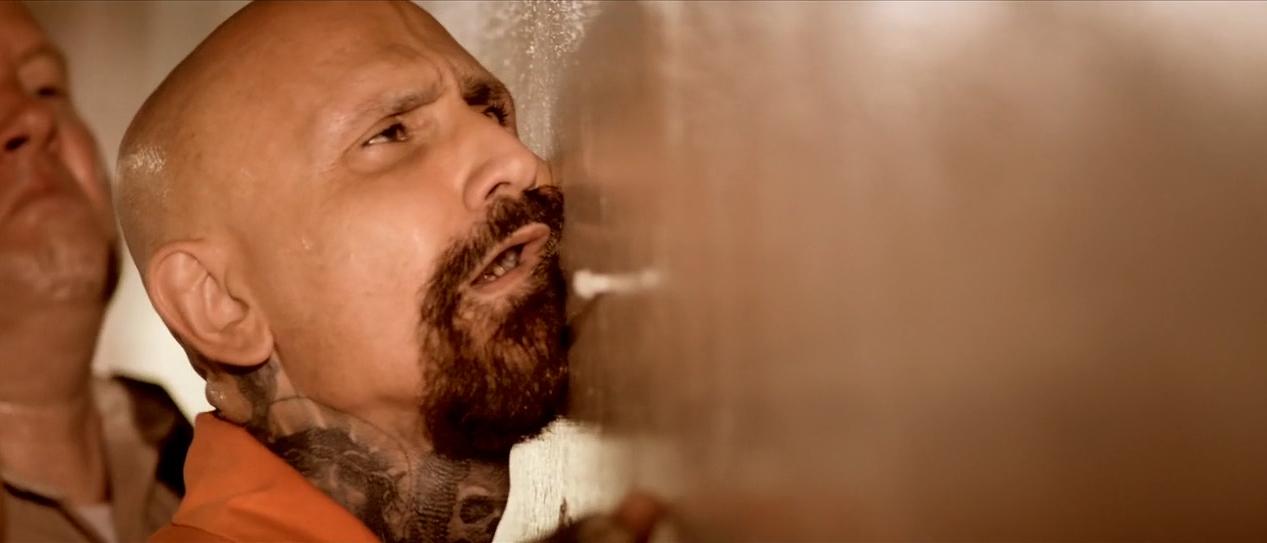 《人体蜈蚣系列》：从全彩到黑白默片重口味背后的荒诞剧情