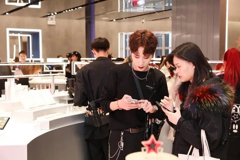 完美日记发展中的零售渠道布局,完美日记创业商业模式