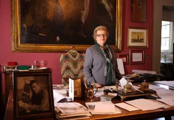 林允菲拉格慕全球品牌代言人,林允代言的香水