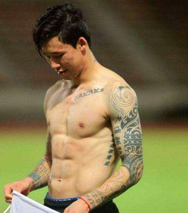 国足与国外职业球员体型对比,国足新老球员肌肉对比