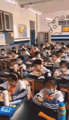 新郎抱不起老婆的搞笑视频,新郎抱不动新娘怎么化解尴尬