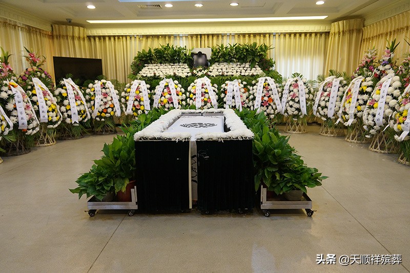 亲人离世后要送花圈吗,家里老人去世子孙送花圈的禁忌