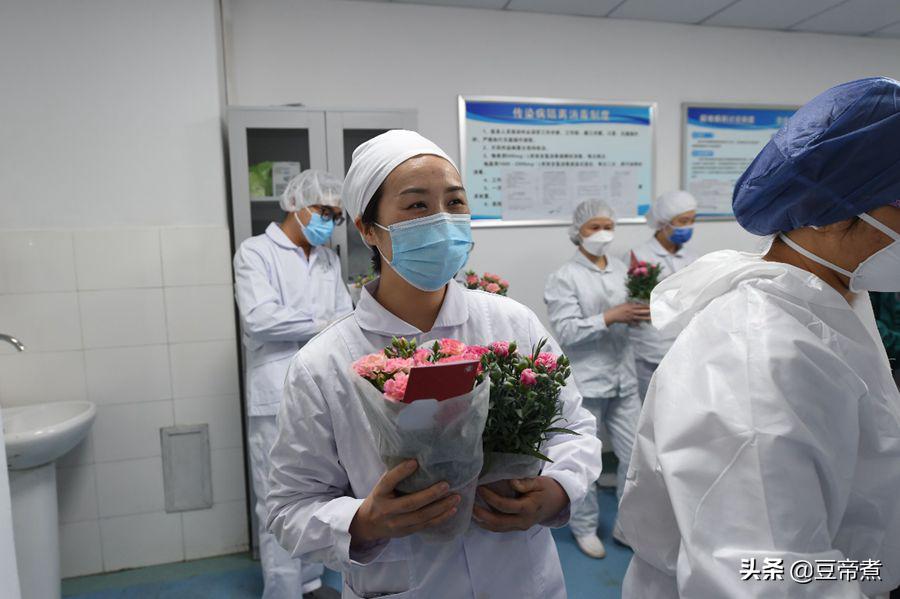 5毛一支花,花农宁愿销毁!云南县长区长为民直播,160万网友驰援