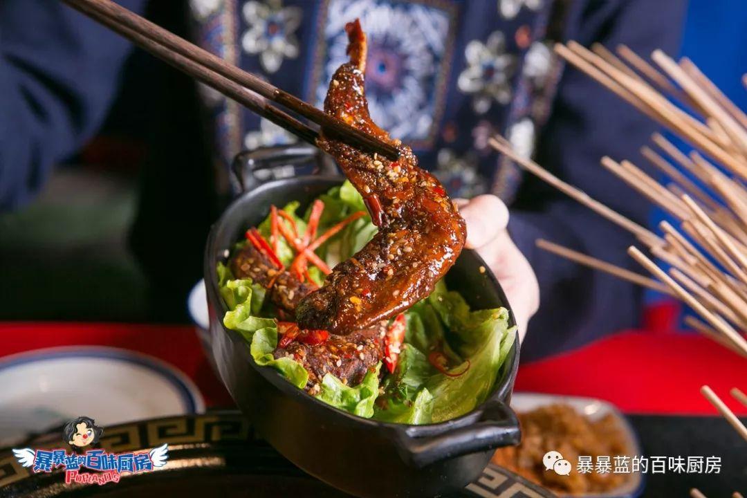 当成都老板爱上沈阳老雪，他开的串串香店锅底都有1瓶大绿棒