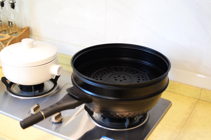 厨房空间开拓者---英国帝伯朗不粘锅，享受生活中美食的冲击