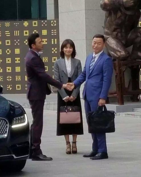 刘涛穿长靴惊艳写真照,刘涛穿长裙还挺显身材