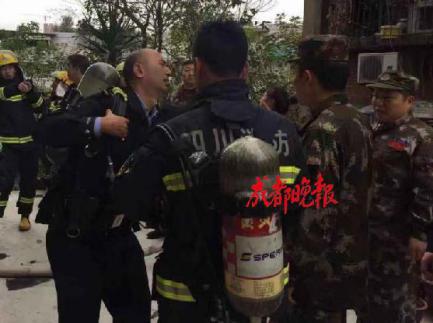 在山区支教，离开时，孩子追上山坡送野果，哭着唱：长亭外，古道边……