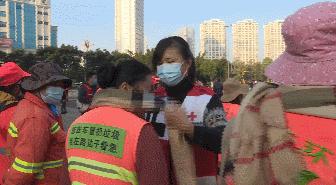 环卫工人送什么围巾,志愿者亲手织围巾送环卫工人