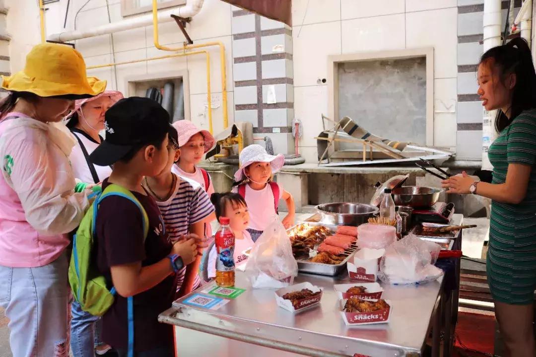 这家五星街不起眼的小吃站，34°高温没空调没座位，每天都排满人