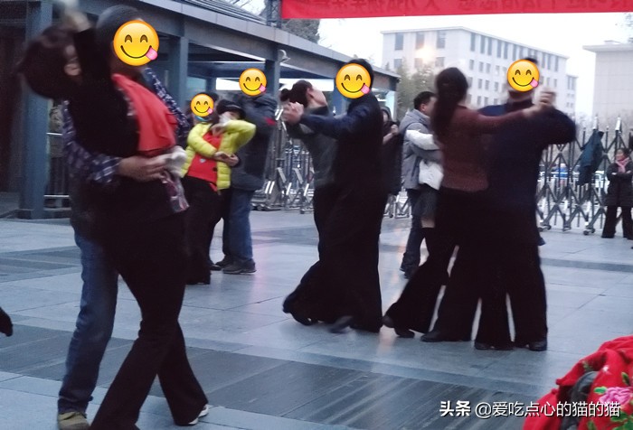 中老年人跳交谊舞的裙子,中老年人交谊舞表演