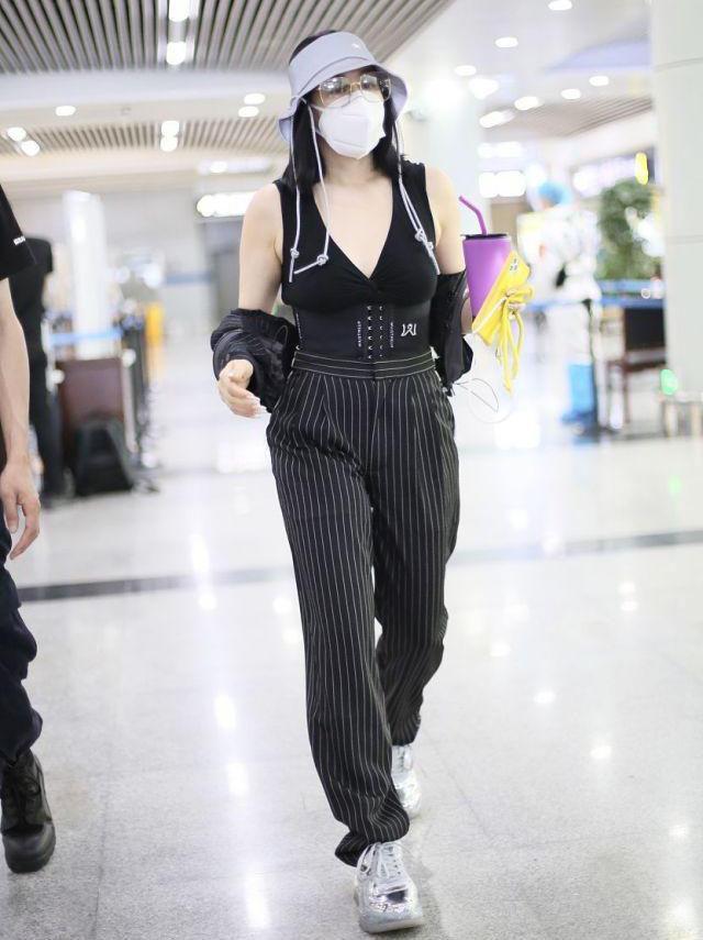 钟丽缇穿吊带外出超自信,钟丽缇穿黑色健美裤